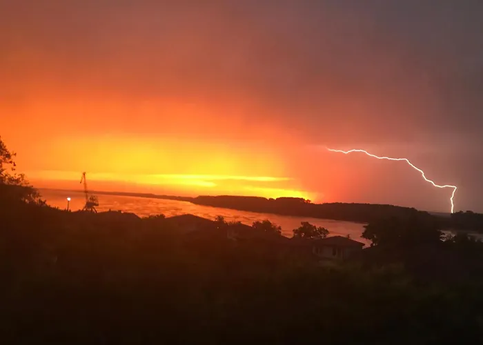 Луксозна вила Къща за гости (Залезът) *